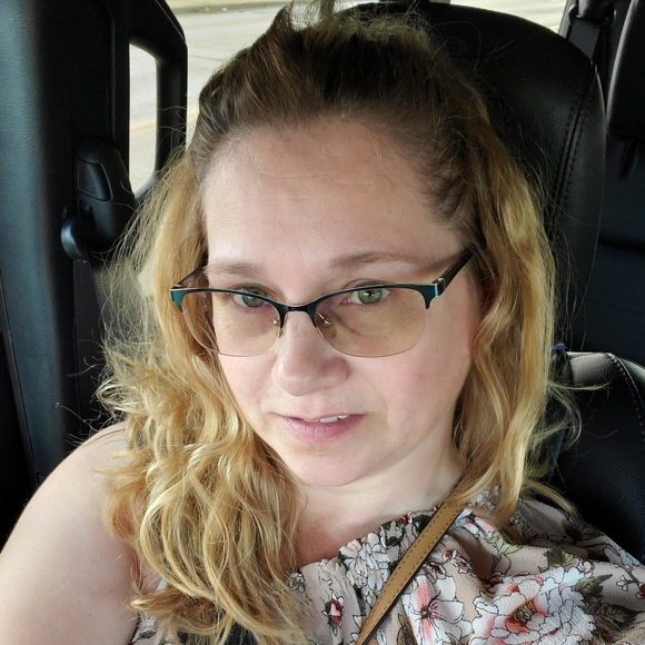 Meet your Posher, Lori Ann - Picture 2 of 3